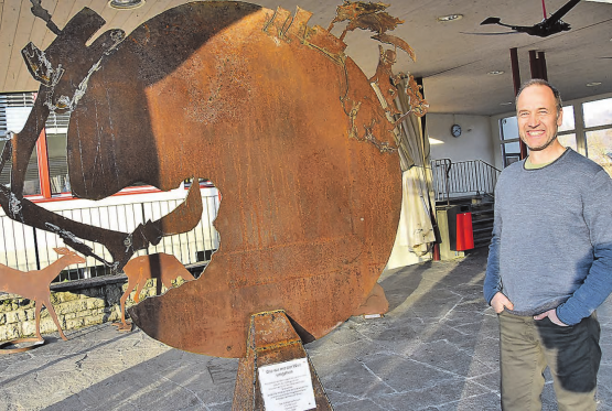Eiserne Objekte wiesen den Weg zur Ausstellung: Der Staffelbacher Nik Walter präsentierte sein Werk «Wie wir mit der Welt umgehen». (Bilder: aw.)