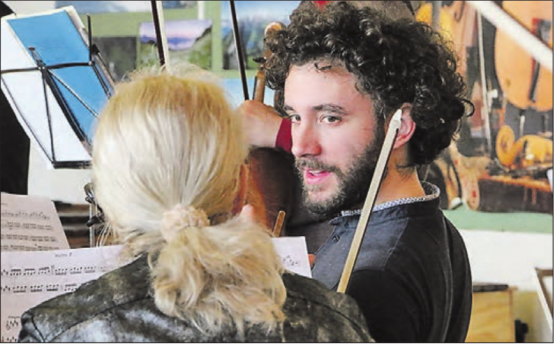 Gabriel Miranda – hier bei Proben im vergangenen Jahr – spielt das Geigen-Solo in Williams’ wunderschönem «The Lark Ascending». (Bild: Remo Conoci)