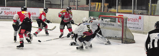 Der Siegestreffer der Red Lions: Patrick Rothen (2 v.l.) hängt den Puck ins Netz. (Bilder: mars.)
