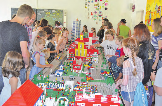 Es war ein bereicherndes Gemeinschaftswerk: Die Kinder bauten alle eifrig mit an der Lego-Stadt. (Bild: zVg.)