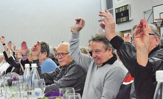 Zufrieden mit der Bankleitung und deren Entscheidungen: Die Abstimmungen über die einzelnen Traktanden erfolgten ausnahmslos einstimmig und positiv. (Bilder: st.)