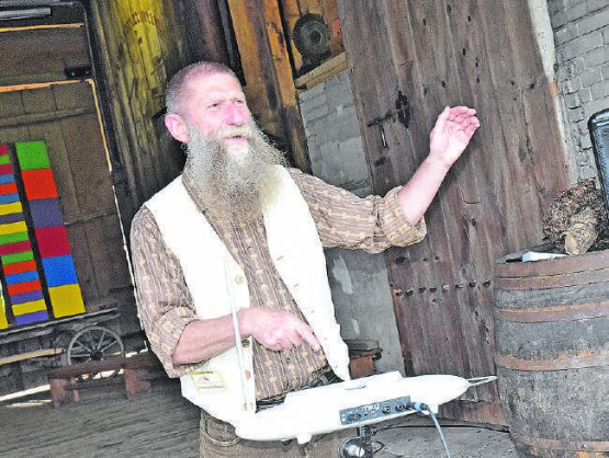 Tonerzeugung mittels Armbewegungen: Andrea-Carlo Polesello führt den digitalen Synthesizer vor.