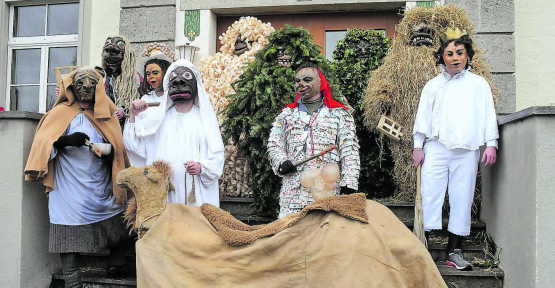 Die ganze Bärzeligruppe ist bereit: Startpunkt des Bärzelitreibens war auch dieses Jahr das Schulhaus Hallwil.