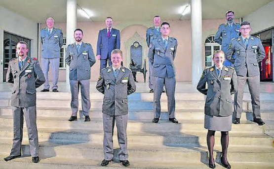 Neu brevetierte Offiziere aus der Region Aarau, dazu (ganz hinten, von links) Kreiskommandant Rolf Stäuble, Regierungsrat Jean-Pierre Gallati, Divisionär Daniel Keller und Oberst Dieter Wicki. (Bilder: wr)