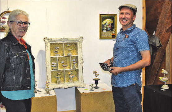 Freude herrschte im Museum: Felix Hinninger erklärt einer Besucherin mit verschmitztem Lächeln, wie seine bunten Vögel entstehen. (Bilder: st.)