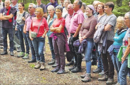 Interessiert: Rund 200 Personen nahmen am Waldumgang teil. (Bilder: hh)