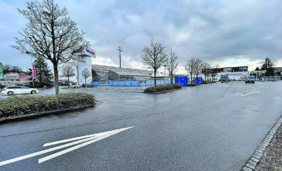 Blick in die Arbeitszone A1 im Reinacher Moos: Das «Jumbo-Gebäude soll verschwinden, der Neubau auf dem Parkplatz errichtet werden». (Bild: rc.)