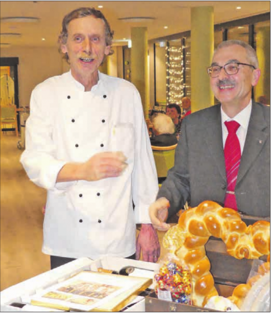 Herzliche Verabschiedung: (v.li) Hansjürg Schneider stand dem Zentrumsleiter Jakob Faes in einem Interview Red und Antwort zu seiner Zeit in der AZ-Küche. (Bilder: moha.)