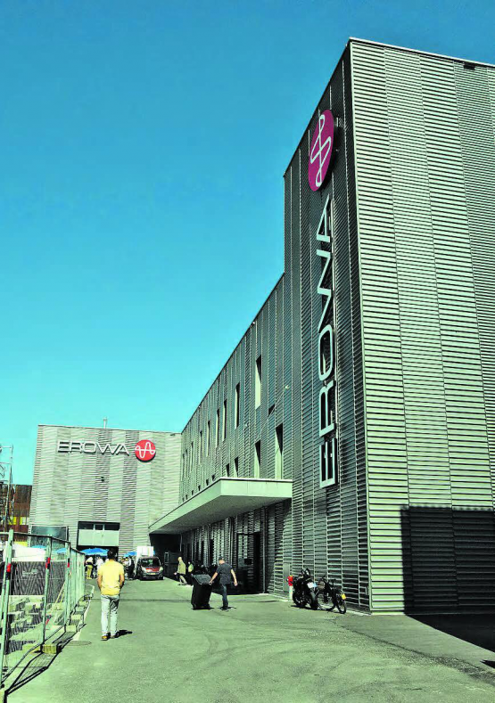 Ein imposanter Bau: In seinem Innern finden die Besucher hochentwickelte Technologie, untergebracht in zweckmässigen, grosszügig konzipierten Räumlichkeiten. (Bilder: st.)