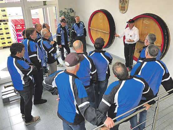 Auf Reisen: Die Zetzwiler Männerturner besuchten die badische Staatsbrauerei «Rothaus» in Grafenhausen. (Bild: zVg.)