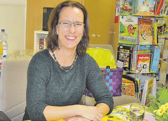 «Aarauer Finsternis» in der Bibliothek Uerkheim: Ina Haller las aus ihrem neuesten Kriminalroman. (Bild: aw.)