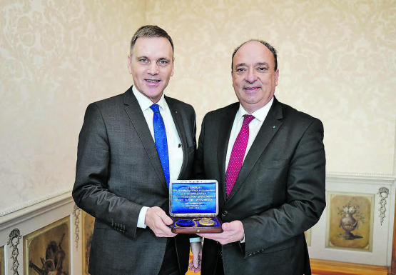 Landammann 2024 ist Dr. Markus Dieth (rechts) – hier bei der Übernahme der Landammannuhr aus den Händen seines Vorgängers in dieser Position, Jean-Pierre Gallati. (Bild: zVg.)