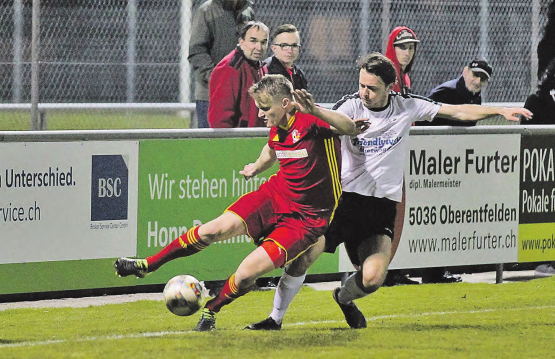 Dominantes Schöftland kassiert Niederlage: Schöftlands Matej Féher im Zweikampf mit dem Adliswiler Alexander Partner. (Bild: Otto Lüscher