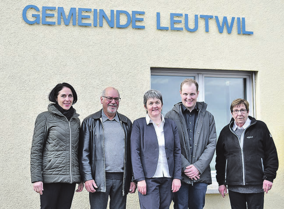 Der Gemeinderat Leutwil ist wieder komplett: (v.l.n.r.) Eva Hammesfahr Vercelli, Rudolf Sturzenegger (neu), Gemeindeammann Monika Müller-Gloor, Lukas Spirgi (neu) und Brigitta Baumann (neu). (Bild: hg.)