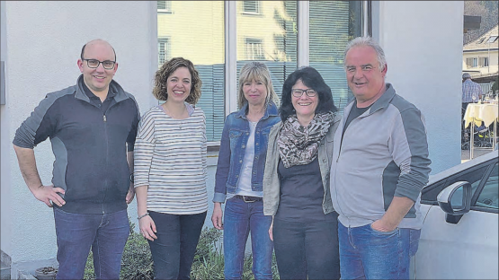 Freuen sich auf neue Herausforderungen (v.l.): Tobias Oswald (Geschäftsführer); Monika Oswald (Leiterin Backoffice und Assistentin GL); Marlis Lattmann; Astrid Elsasser (Gattin des VRP); Roland Elsasser (Verwaltungsratspräsident und Inhaber). (Bild: zVg.)