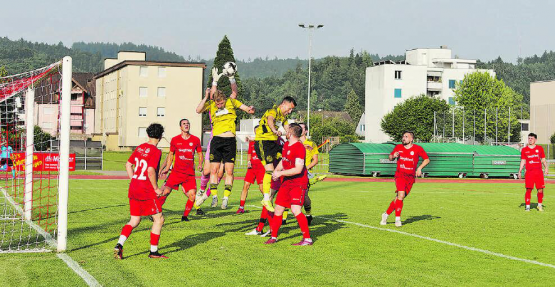 Umkämpft, aber unentschieden: das Duell der beiden Absteiger Zofingen (in Rot) und Gränichen. (Bild: Roland Jaus)