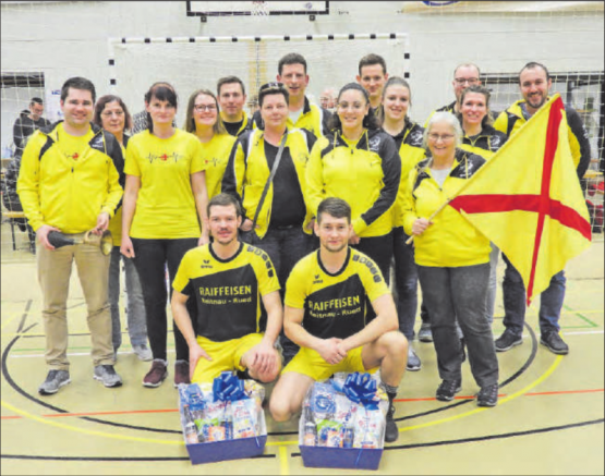 5. Rang im Schweizercup: Die Schöftler Fans hinter den beiden stolzen Schöftler Spielern Michael Baumann (l.) und Freddy Schenk. (Bilder: pvi.)