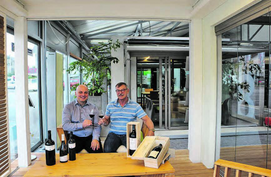 Modestino Capilato, Inhaber und Geschäftsführer von der Procava AG (links) und René Wabo Weber, Verwaltungsrat der Atrium-design AG (rechts) heissen die Besucher am kommenden Wochenende herzlich Willkommen zur Weinmesse der besonderen Art. (Bild: jaf.)
