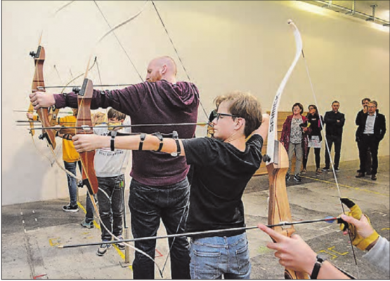 Treffsichere Teilnehmende: Bogenschiessen im Trainingslokal des Bogenclubs Suhrental. (Bilder: Kaspar Flückiger)