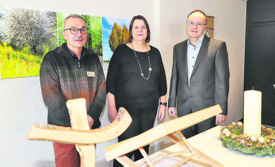 Sie freuen sich über den schönen hellen Andachtsraum: Zenrumsleiter Jakob Faes (links), Architektin Anita Holenstein und Pfarrer Heinz Brauchart. Im Vordergrund das «geschwungene Kreuz» von David Mosimann.