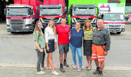 Im Familienbetrieb wird mit Freude auch selber angepackt (v.l.): Olivia Bertschi, Karin Bertschi, Daniel Bertschi, Sabine Frei-Bertschi, Monika und Albert Bertschi. (Bild: zVg.)