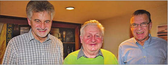 Rücktritt nach 26 Jahren: Ruedi Scheibler (Mitte) hat die Leitung der Veteranenortsgruppe Unterentfelden abgegeben und erhielt von Kreispräsident Ernst Ritzmann (links) und Kantonalpräsident Heinz Kim nur lobende Worte zum Abschied. (Bild: wr)