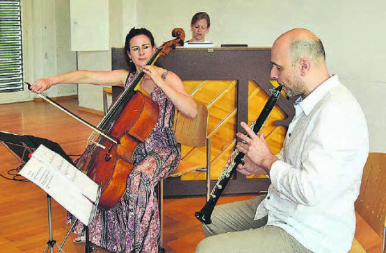 Das Trio Sorriso begeisterte: Patricia Ulrich (Klavier), Daniela Roos (Violoncello) und Lukas Roos (Klarinette und Bassklarinette). (Bild: st.)