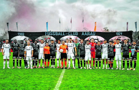 Der FC Aarau und Schalke 04 vor der prächtigen Choreo der «Szene Aarau». (Bild: Sarah Rölli)