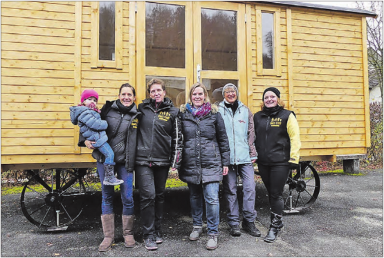 Ein grosses Geschenk auf Rädern: Dank der Sendung «Happy Day» hat der Verein Dorf-Treff Teufenthal einen eigenen Zirkuswagen. Bei der Übergabe mit dabei waren (v.li.) die kleine Siena, Patricia Stuber, Nicole Koslowski, Tamara Fäs, Ruth Münger und Raffaele Schmid. (Bild: moha.)