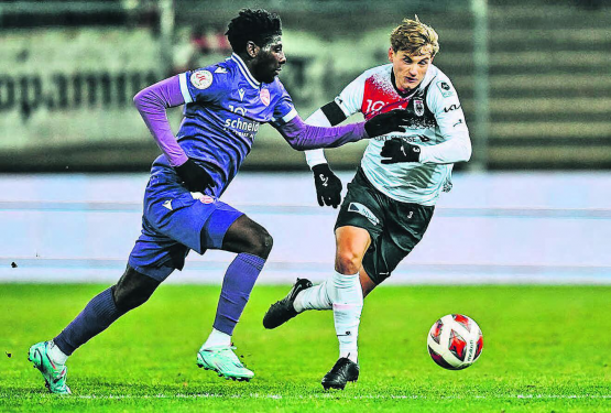 Der einzige Torschütze des Abends: Bastien Conus geht keinem Zweikampf aus dem Weg und setzte sich wie hier gegen Alexandre Jankewitz immer wieder durch. (Bild: Sarah Rölli)