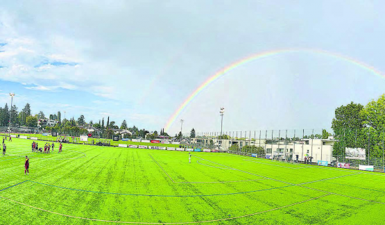 Regenbogen über Binningen: Nach dem Regen wurde Fussball gespielt. (Bild: scs.)