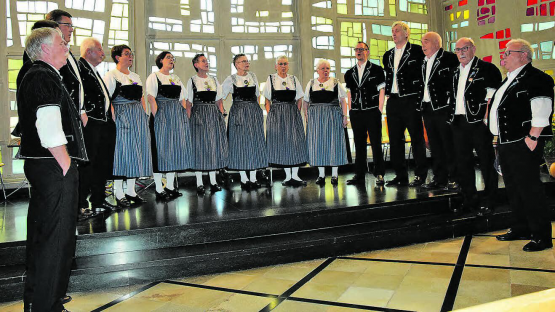 Mit Inbrunst aus vollen Kehlen: Das Jodlerchörli Suhrental geniesst die Auftritte in der schönen Müheler Kirche sichtlich. (Bilder: st.)