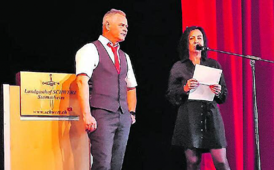 Firmeninhaber Urs Frey und seine Partnerin Fabienne Neuvecelle blickten während der Jubiläumsfahrt auf das 50-jährige Bestehen zurück und boten einen Ausblick in die Zukunft. (Bild: zVg.)