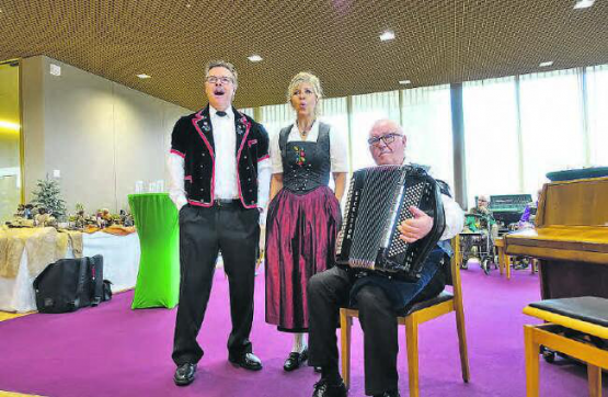 Mit Musik ins neue Jahr: Seppi Felder, Anita Schmid und Franz Bachmann (v.l.) brachten mit ihren Jodel-Liedern Sonne in den Falkenstein. (Bild: zVg.)