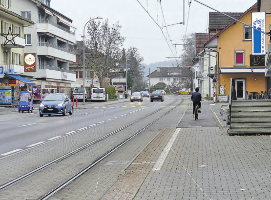 Umstrittene Eigentrassierung durchs Dorf: In Unterkulm richtet die WSB den Fokus auf einen gesicherten Weg entlang der Hauptstrasse. Tunnelbefürworter sagen «Die Bahn muss weg von der Strasse!». (Bild: moha.)