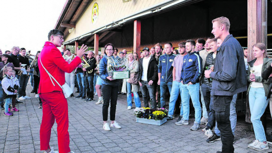 Die Gemeindepräsidentin Manuela Jost-Schmidiger übergab dem Weltmeister als Geschenk einen kleinen Garten mit Bier, Blumen sowie diversen Gutscheinen. (Bilder: jaf.)