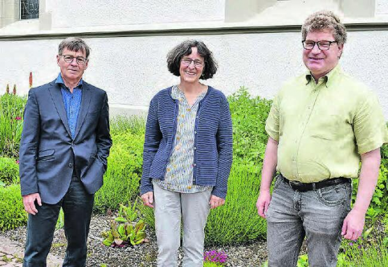 Die Kirchgemeindeversammlung der Kirchgemeinde Reinach-Leimbach ganz im Zeichen von Wahlen: Pfarrerin Maja Petrus besetzt per 1. Oktober das derzeit vakante Pfarramt Neudorf, Peter Siegrist (links) übernimmt das Präsidium der Kirchenpflege und Markus Auernhammer (rechts) wird neues Mitglied der Finanzkommission. (Bild: hg.)