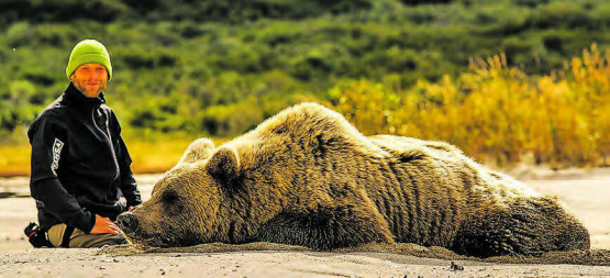 «Unter Bären»: Der Biologe David Bittner berichtet für die Volkshochschule Wynental in der Aula Breiteschulhaus, Reinach. (Bild: zVg.)