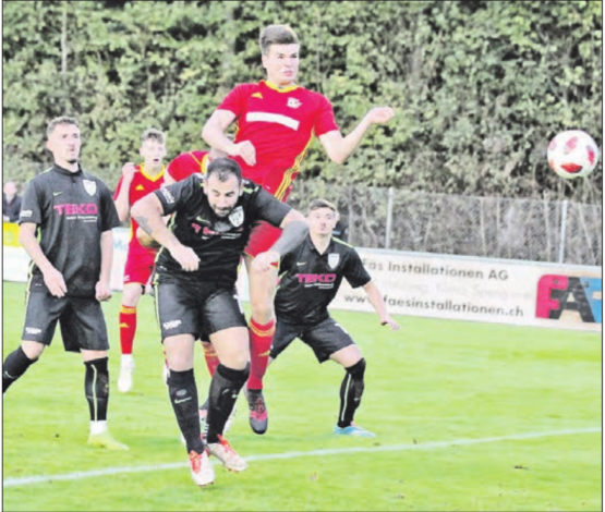 Per Kopfball zum 1:0: Silvan Otto trifft für den SC Schöftland, unten Oltens Sandro Iandiorio. (Bild: Otto Lüscher)