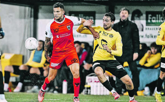 Der Ex-Schaffhauser Raoul Bobadilla (l.) im Zweikampf mit Arbnor Hasani. (Bild: Sarah Rölli)