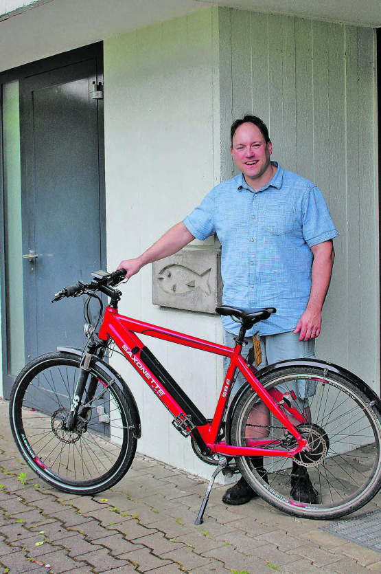 Gerne immer in Bewegung: Pfarrer Michael Freiburghaus auf seinem knallroten E-Bike. (Bild: grh)