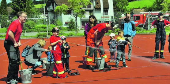 Starke Männer mit Muskelkraft waren gefordert: Mittels einer Kübelspritze musste ein brennendes Spielzeughaus gelöscht werden. (Bilder: st.)
