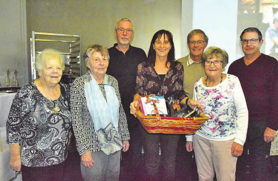 Sie haben ein Auge für Schokolade: Die Preisgewinner lagen bei 184 Schöggeli jeweils um ein Stück daneben. (Bilder: st.)