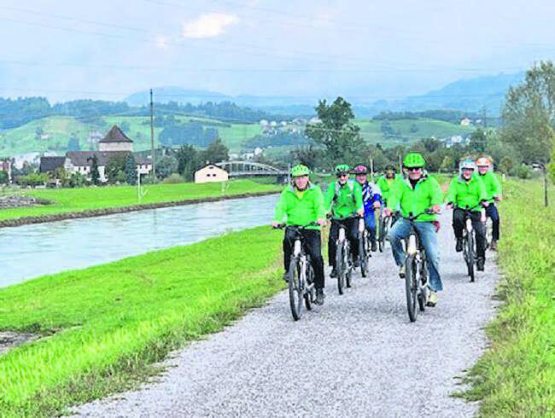 Alles dabei − Sport, Kulinarisches, Kultur, Geschichte und natürlich die Kameradschaftspflege. Die Männerriegenreise des Satus Gontenschwil führte am Linthkanal vorbei. (Bild: zVg.)
