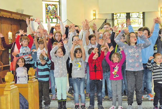 Eine muntere, aufgestellte Kinderschar: Mit Liedern und Tänzen unterhielten die Kinderwoche-Kinder die Besucher am Abschlussabend. (Bilder: st.)