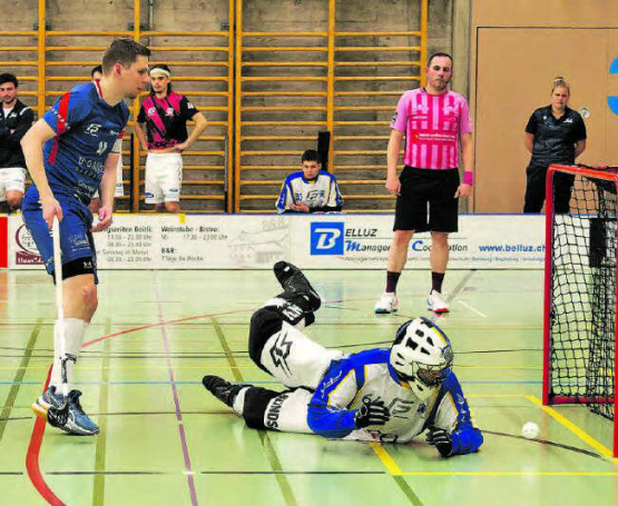 Geht er rein? Gebannte und ebenso machtlose Blicke begleiten den Ball in Richtung Tor. Die einen hoffen, die anderen bangen. (Bilder: Roland Jaus)