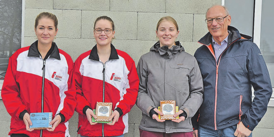 Die besten Elite-Schützen (von links): Erika Allemann (2.), Sina Jeger (1.) und Nadja Kübler (3.) mit Wettkampfleiter Robert Wüest.