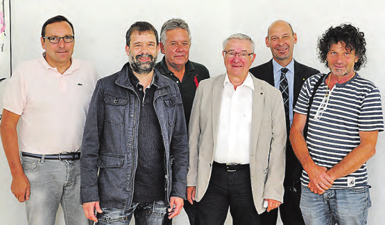 Die Kulmer Landsgemeinde abgesagt: Die Initianten (v.l.) Roger Müller, Martin Sommerhalder, Felix Matthias, Martin Heiz, Roger Keller und Ruedi Weber stiessen bei den Kulmer Gemeinderäten auf dezente Begeisterung. (Bild: zVg.)