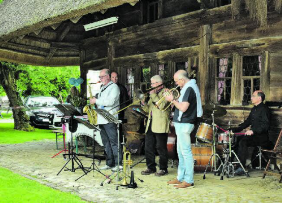 Jazz-Musik vom Feinsten: Die Besucher in Muhen kamen auch in den Genuss von Kaffee und Zopf – ein Ort zum Chillen. (Bilder: st.)