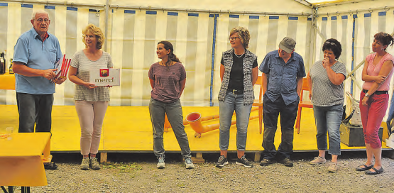Verdiente Ehrung: Jörg Gautschi brachte den verdienten Dank aller Anwesenden mit einem Präsent an die Frauen und an den Mann. (Bild: be.)